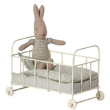 Maileg: metalowe łóżeczko na kółkach Baby Cot Micro Blue - Noski Noski
