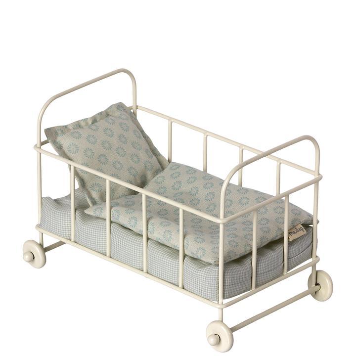 Maileg: metalowe łóżeczko na kółkach Baby Cot Micro Blue - Noski Noski