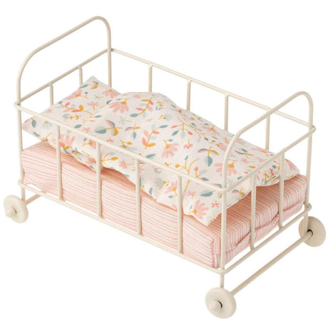 Maileg: metalowe łóżeczko na kółkach Baby Cot Micro - Noski Noski