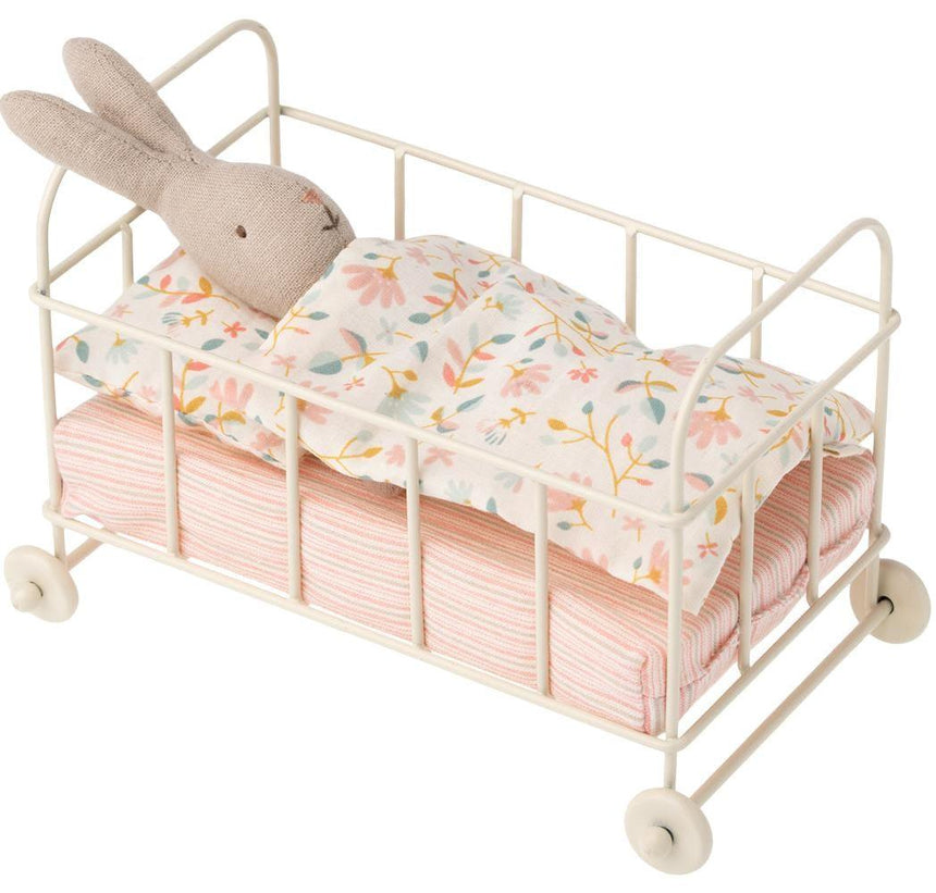 Maileg: metalowe łóżeczko na kółkach Baby Cot Micro - Noski Noski