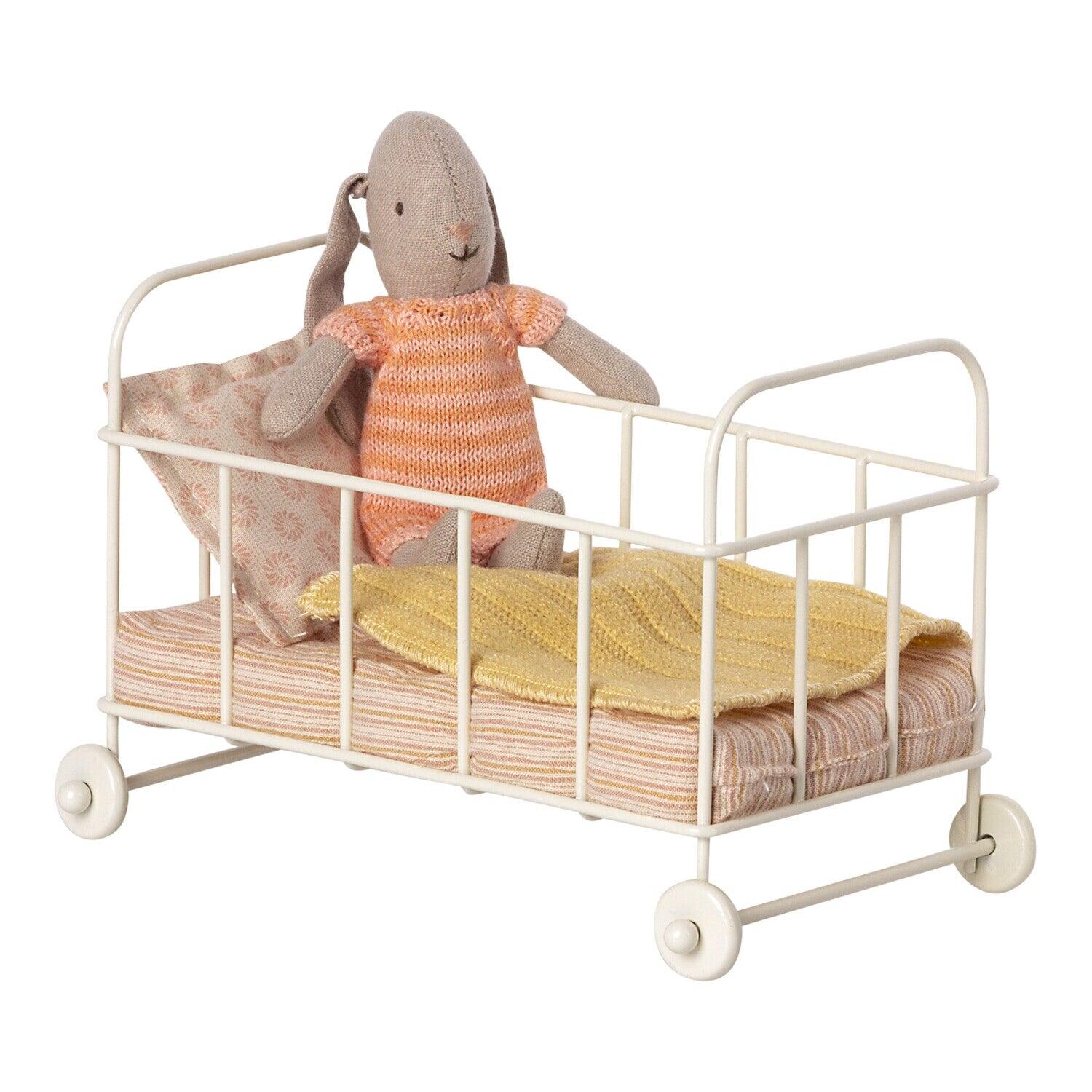 Maileg: metalowe łóżeczko na kółkach Baby Cot Micro Rose - Noski Noski