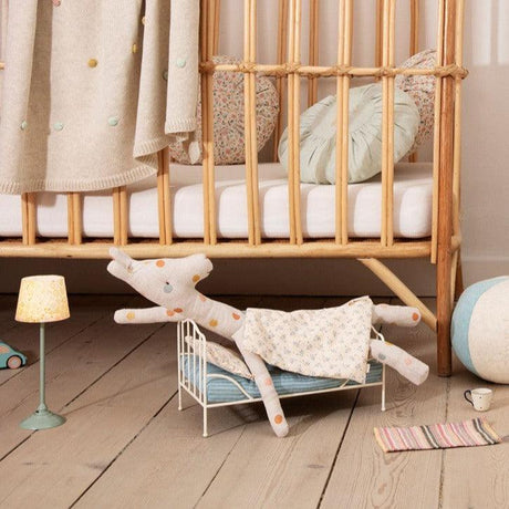 Niebieskie metalowe łóżeczko Maileg Miniature Bed w stylu retro, idealne dla lalek i maskotek, z kompletem akcesoriów.