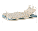 Maileg: metalowe łóżko dla króliczków i misiów Miniature Bed Blue - Noski Noski