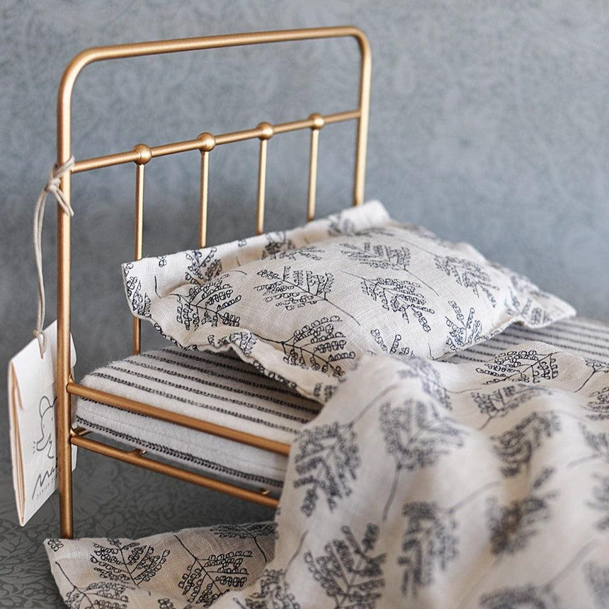 Maileg: metalowe łóżko dla lalek i misiów Vintage Gold Medium - Noski Noski