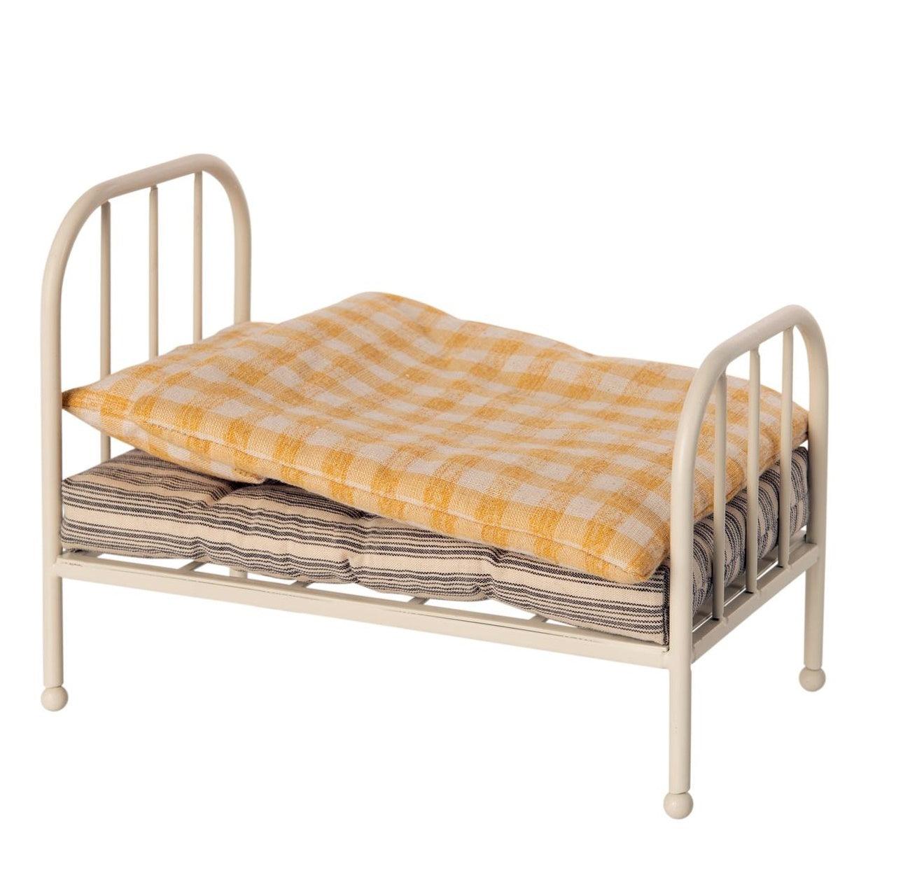 Maileg: metalowe łóżko dla misia Vintage Teddy Bed 15 cm - Noski Noski