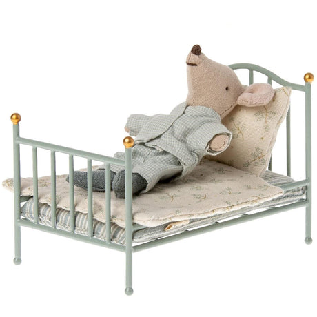 Łóżeczko dla lalek Maileg Vintage metalowe z akcesoriami: kołderką, poduszką, materacem. Styl retro, świetne do zabawy.