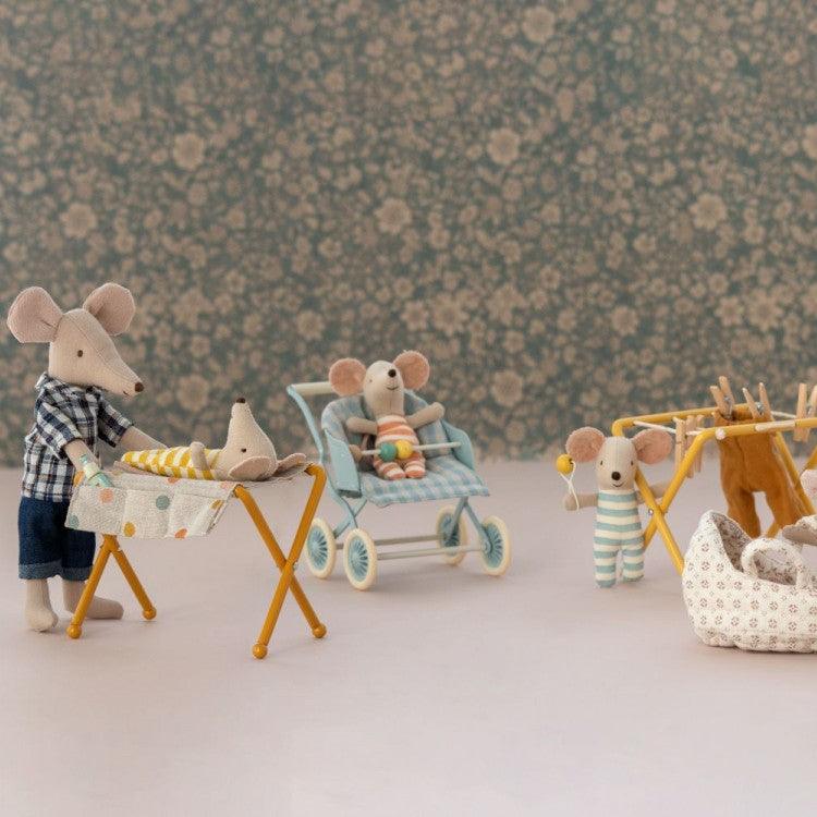 Metalowy przewijak dla lalek Maileg Nursery Table Baby Mouse z bocznymi kieszonkami na krem i grzechotkę, idealny do zabawy.