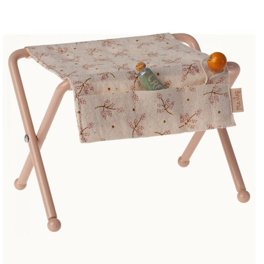 Maileg: metalowy przewijak Nursery Table Baby Mouse - Noski Noski