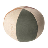 Maileg: miękka piłka Dusty Green Soft Ball - Noski Noski