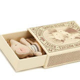 Maileg: myszka dzidziuś w pudełku Baby Mouse in Box Sleepy/ Wakey 8 cm - Noski Noski