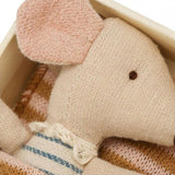 Maileg: myszka dzidziuś w pudełku Baby Mouse in Box Sleepy/ Wakey 8 cm - Noski Noski