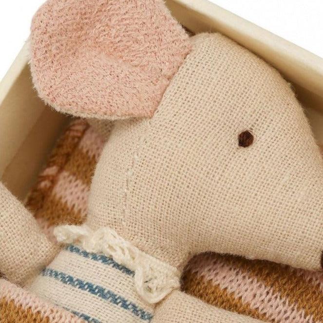 Maileg: myszka dzidziuś w pudełku Baby Mouse in Box Sleepy/ Wakey 8 cm - Noski Noski