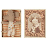 Maileg: myszka dzidziuś w pudełku Mouse in Box Sleepy/ Wakey 8 cm - Noski Noski