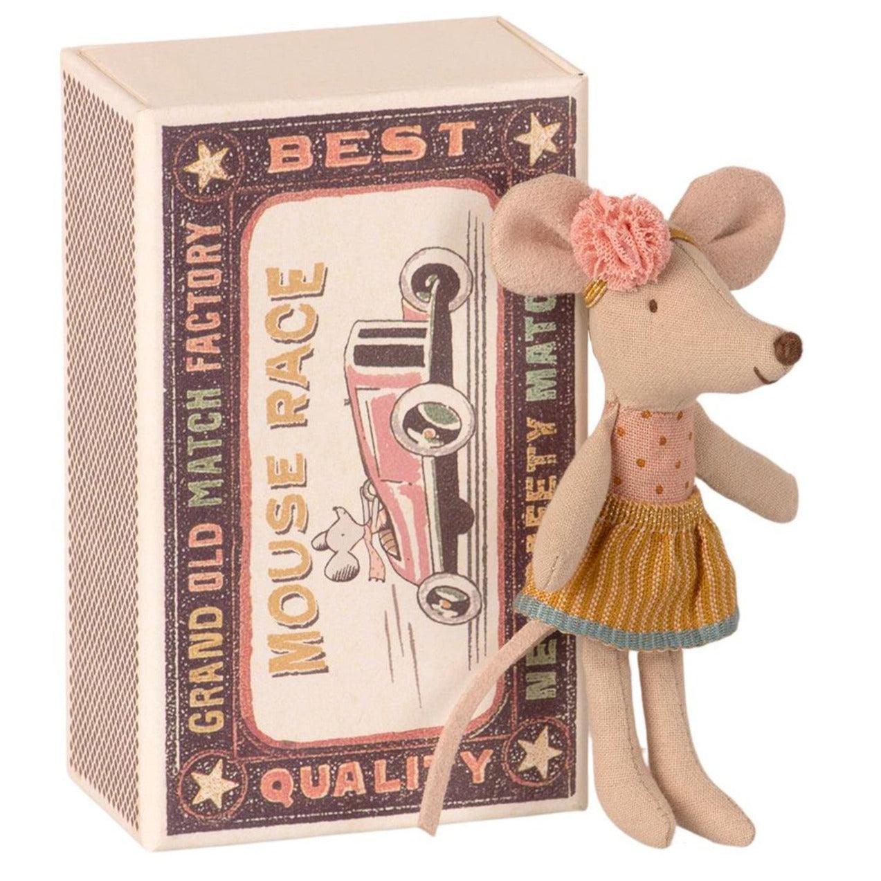Maileg: myszka dziewczynka w pudełku Little Sister in Box 10 cm - Noski Noski