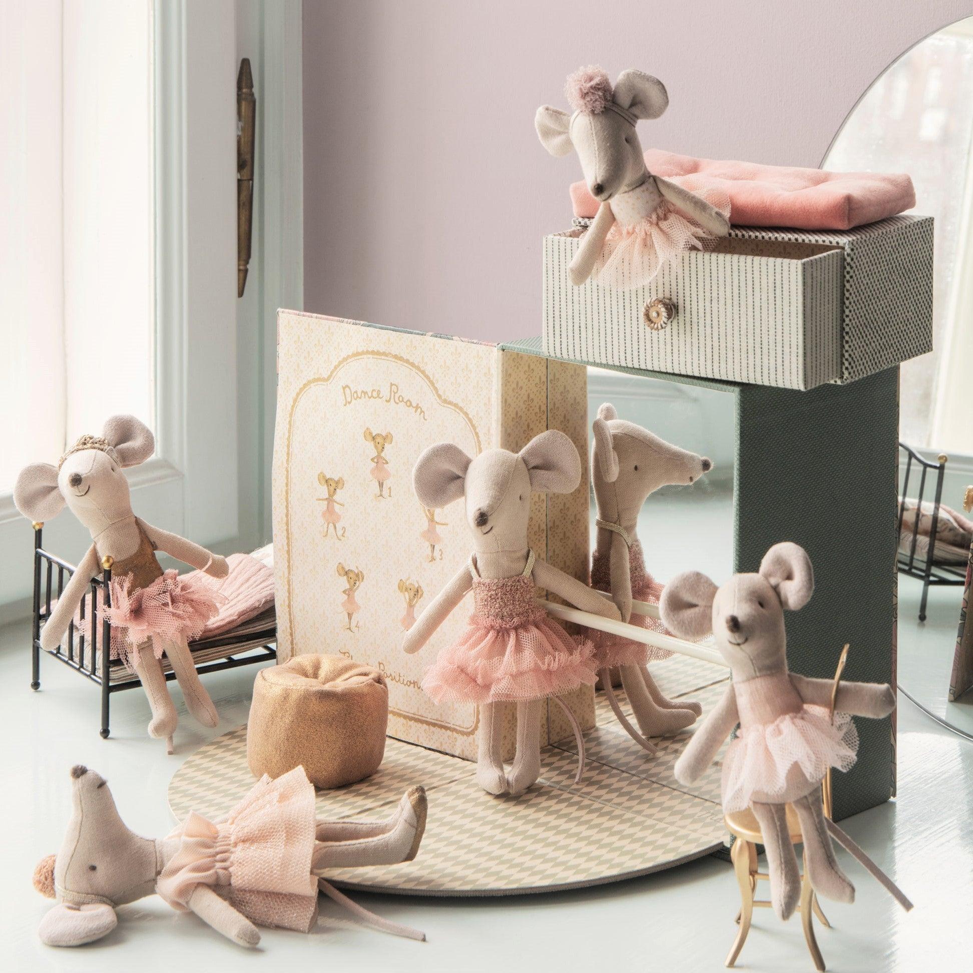 Maileg: myszka tancerka w szufladzie Mouse in Daybed Little Sister 10 cm - Noski Noski