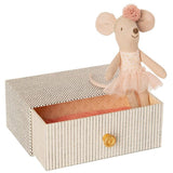 Maileg: myszka tancerka w szufladzie Mouse in Daybed Little Sister 10 cm - Noski Noski