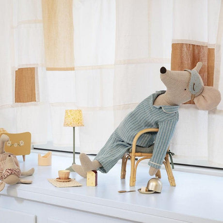 Mysz Maileg Maxi w piżamie - urocza pluszowa myszka w pasiastym stroju idealna do zasypiania i snów.
