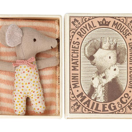 Maileg: myszka w pudełku Baby Mouse in The Box Rose 8 cm - Noski Noski