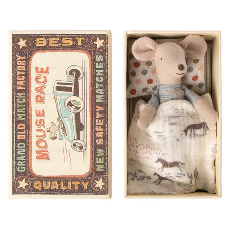 Maileg: myszka w pudełku Mouse in Matchbox Small Brother 10 cm - Noski Noski