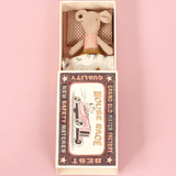 Maileg: myszka w pudełku Mouse in Matchbox Small Sister 10 cm - Noski Noski