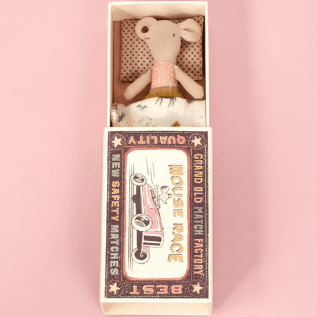 Maileg: myszka w pudełku Mouse in Matchbox Small Sister 10 cm - Noski Noski