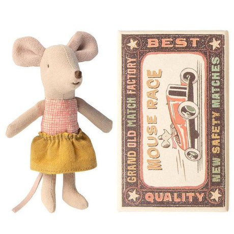 Maileg: myszka w pudełku Mouse in Matchbox Small Sister 10 cm - Noski Noski