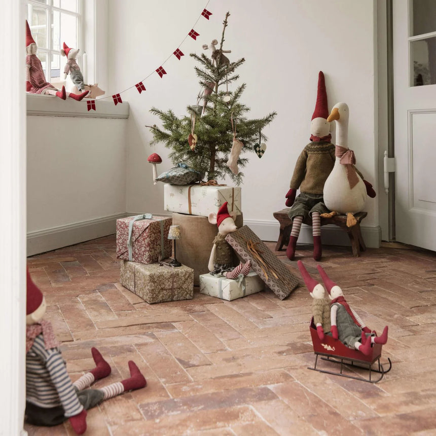 Maileg: myszka w stroju świątecznym Christmas Medium Girl 33 cm - Noski Noski