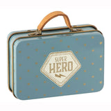 Maileg: myszka w walizce Superhero Little Brother 10 cm - Noski Noski