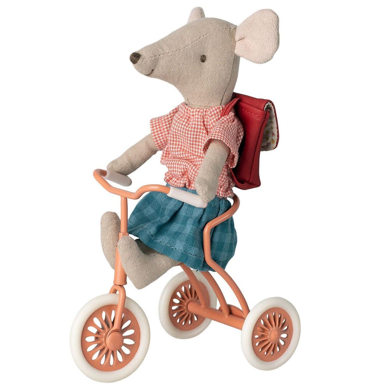 Maileg: myszka z plecakiem kratka Tricycle Mouse Big Sister 13 cm - Noski Noski