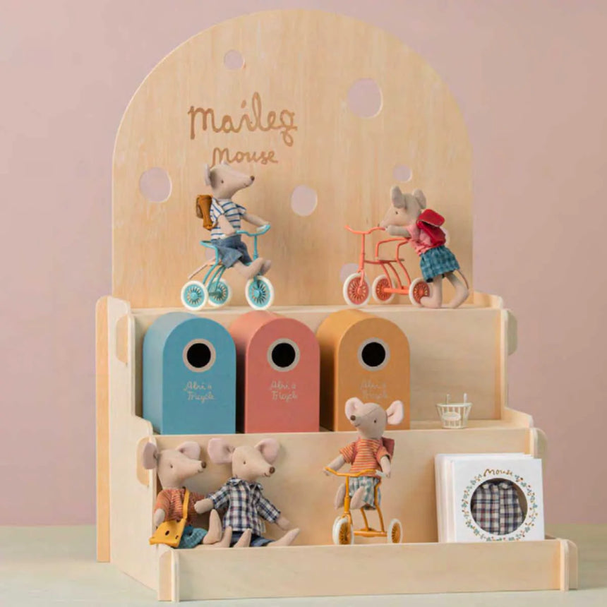 Maileg: myszka z plecakiem Tricycle Mouse Big Brother 13 cm - Noski Noski