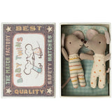 Maileg: myszki bliźniaki w pudełku Baby Mice Twins in Matchbox 8 cm - Noski Noski