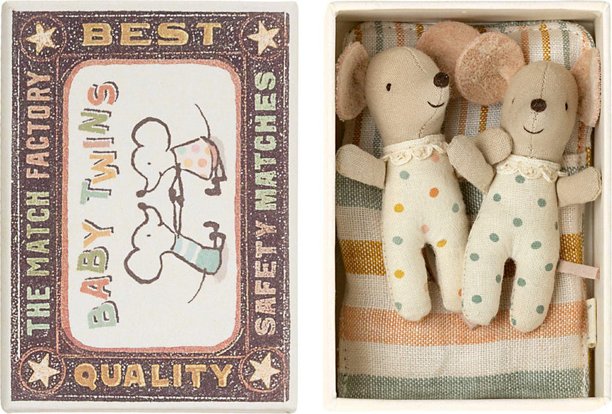 Myszki Maileg Bliźniaki Baby Mouse Twins w pudełku Dots, urocze maskotki w stylowym opakowaniu, idealne dla dzieci 3+.