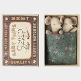 Maileg: myszki bliźniaki w pudełku Baby Mouse Twins in Box Stripes 8 cm - Noski Noski