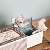 Maileg: myszki bliźniaki w pudełku Baby Mouse Twins in Box Stripes 8 cm - Noski Noski