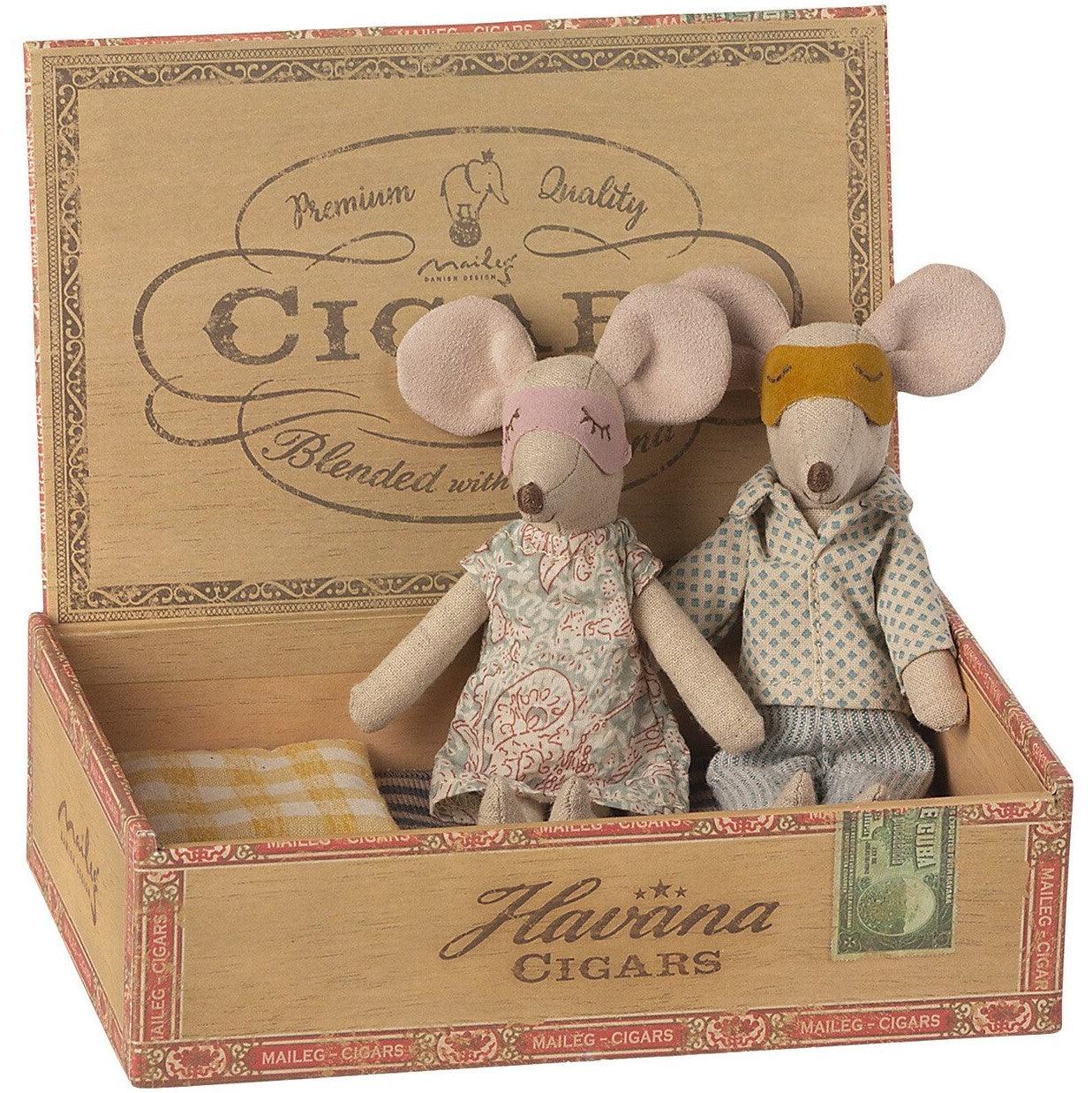 Maileg: myszki w pudełku Mama i Tata Mice in Cigar Box - Noski Noski