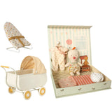 Maileg: pokoik dziecięcy wózek, leżaczek i dzidziuś Ginger Baby Set - Noski Noski