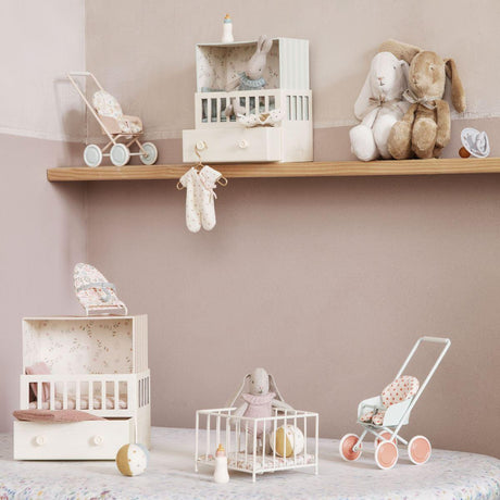 Maileg: pokoik króliczka Baby Room with Micro Bunny - Noski Noski
