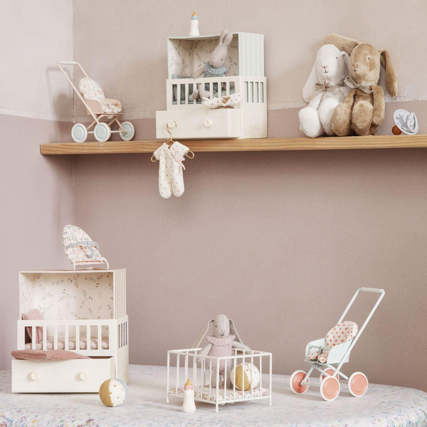 Maileg: pokoik króliczka Baby Room with Micro Bunny - Noski Noski