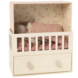 Maileg: pokoik króliczka Baby Room with Micro Bunny - Noski Noski