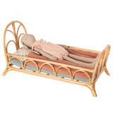 Maileg: rattanowe łóżko dla myszek i lalek Medium - Noski Noski