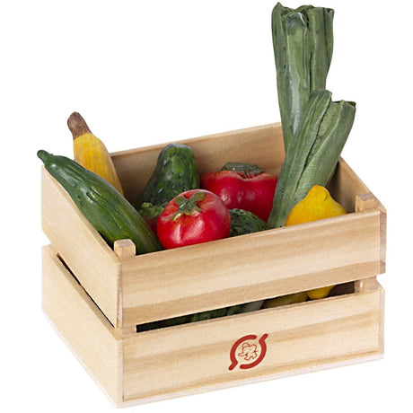 Skrzynka z miniaturowymi owocami i warzywami Maileg, drewniane pudełko pełne kreatywnych przekąsek dla dzieci.