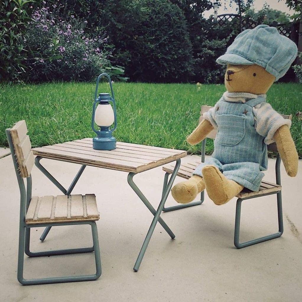 Maileg: stolik z krzesłami do ogrodu Miniature Garden Set - Noski Noski