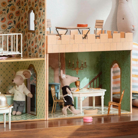 Tekturowy domek dla lalek Maileg Castle Hall z żyrandolem, kwiecistą tapetą i lśniącą posadzką dla kreatywnych zabaw.