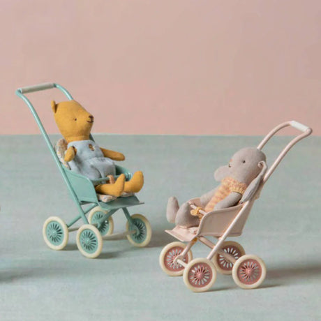 Wózek dla lalek Maileg Micro Stroller w stylu retro, idealny do zabawy z myszkami, misiami i króliczkami.