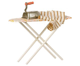 Maileg: żelazko z deską do prasowania Ironing Board - Noski Noski
