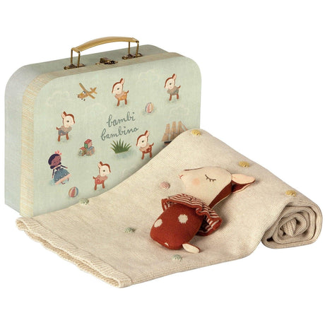 Zestaw prezentowy dla niemowlaka Maileg: bawełniany kocyk i grzechotka-jelonek w eleganckiej walizce.