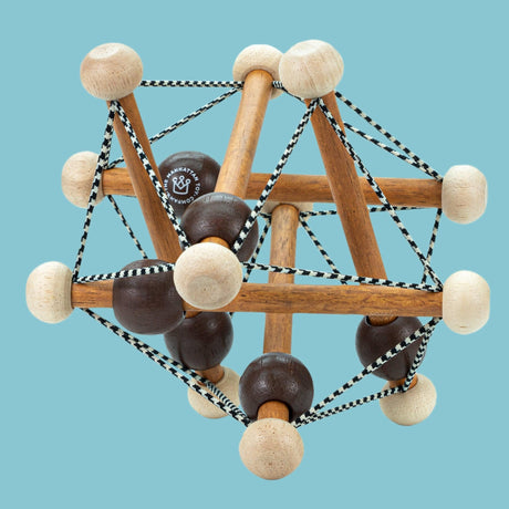 Drewniana grzechotka sensoryczna Manhattan Toy Artful Skwish, wspiera rozwój motoryczny, idealna dla dzieci.
