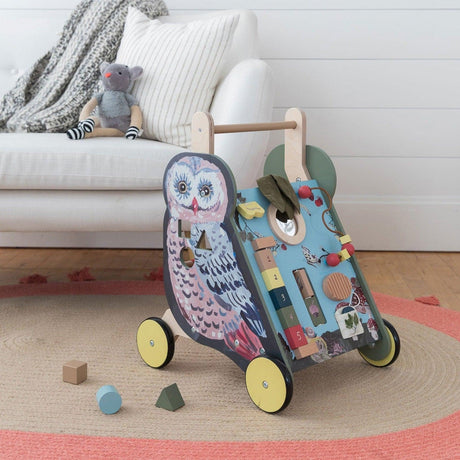 Drewniany wózek edukacyjny Wildwoods Owl do pchania dla dziecka, kształt sowy, rozwija motorykę od 12 miesiąca.