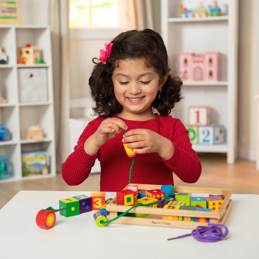 Melissa and Doug: drewniane klocki z cyferkami do nawlekania Lacing Beads - Noski Noski