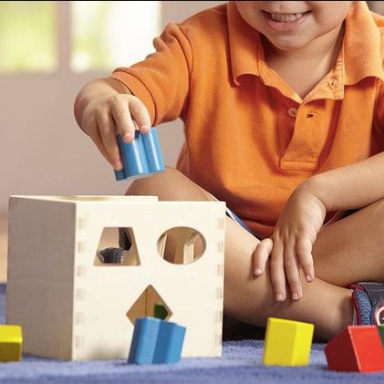Melissa and Doug: drewniany sorter Shape Sorting Cube - Noski Noski